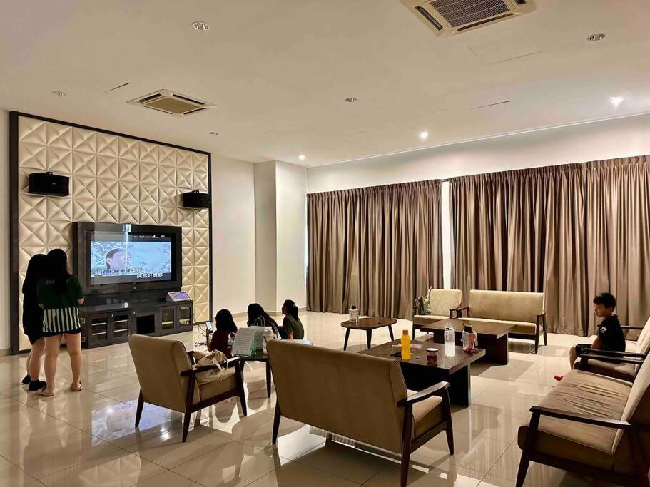 Apartemen Aesthetic Twin Galaxy -2br- Free Shuttle Bus By Cowidea *